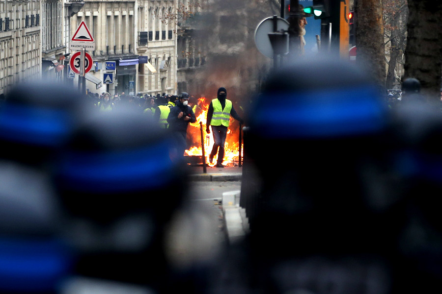 Και δια νόμου οι πλαστικές σφαίρες κατά διαδηλωτών στην Γαλλία