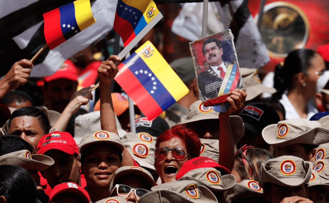 Όλη η Βενεζουέλα στους δρόμους: Καλέσματα από Μαδούρο κι από Γκουαϊδό