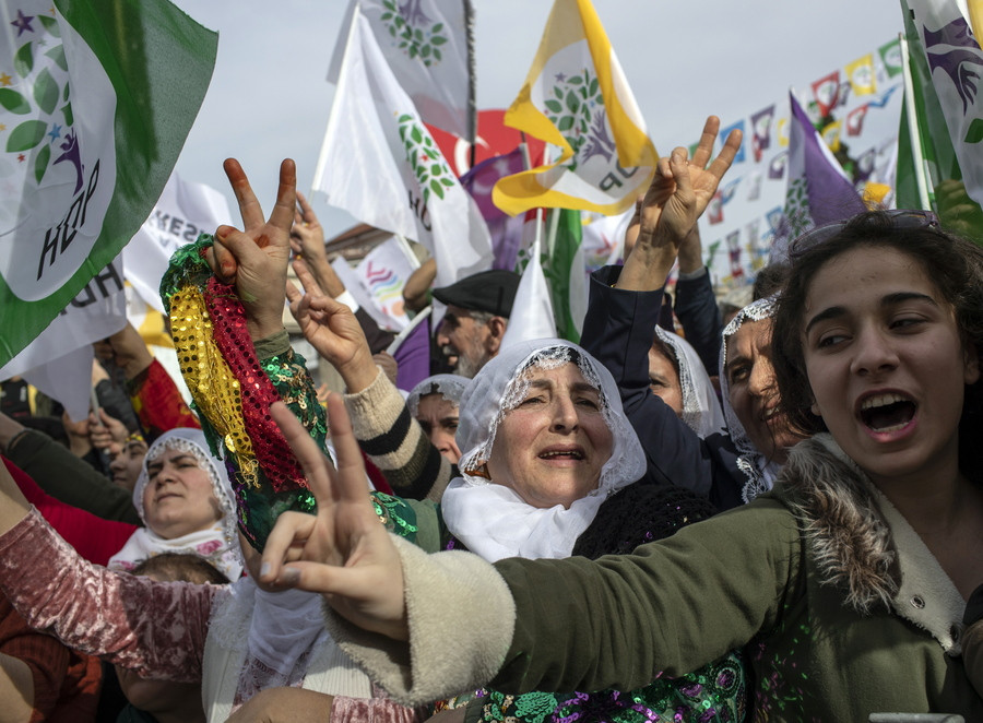 Χιλιάδες Τούρκοι πολίτες στο πλευρό της Λεϊλά Γκιουβέν