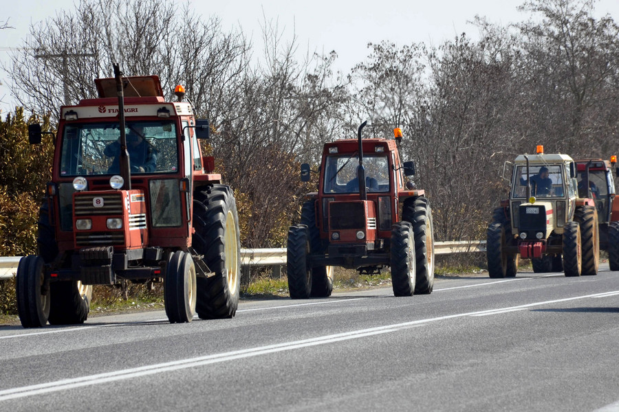 Κλιμακώνουν τις κινητοποιήσεις οι αγρότες – Κλειστός ο κόμβος Πλατύκαμπου