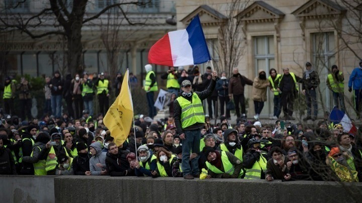 Γαλλία: Ενώνουν τις δυνάμεις τους συνδικάτα – κίτρινα γιλέκα εναντίον του Μακρόν [Βίντεο]