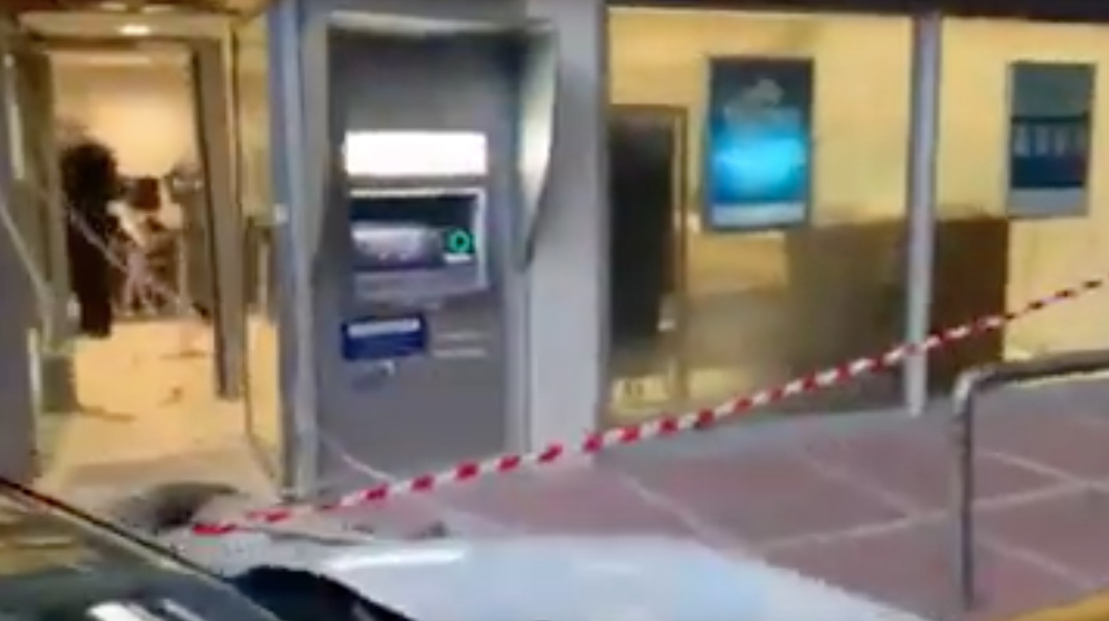 «Μπούκαραν» με αυτοκίνητο σε τράπεζα και «σήκωσαν» το ΑΤΜ [Βίντεο]