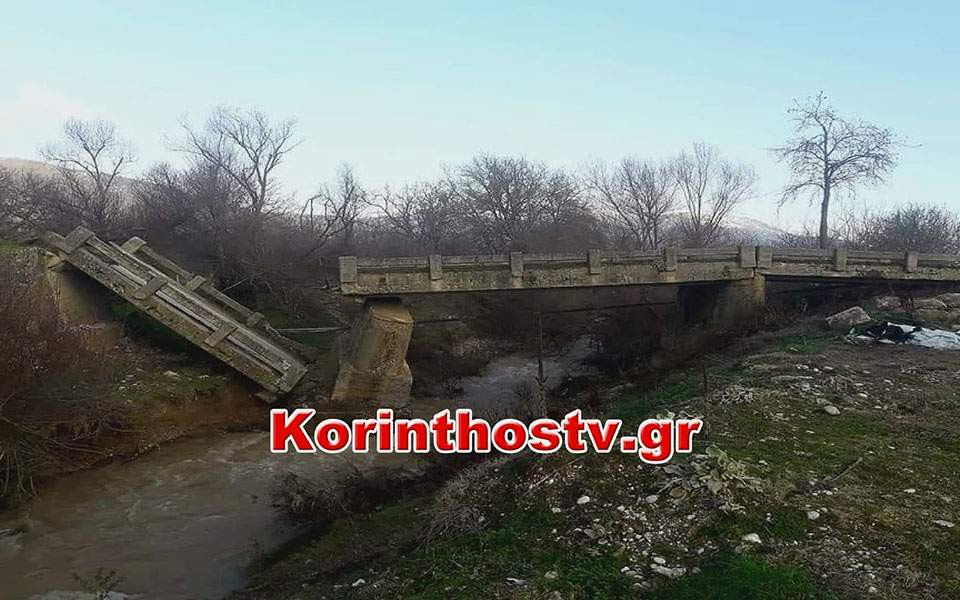 Κορινθία: Κόπηκε στα δύο γέφυρα εξαιτίας της βροχής [Βίντεο]