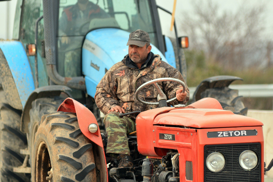 Κλιμακώνουν τις κινητοποιήσεις οι αγρότες-Τι απαντά το υπουργείο