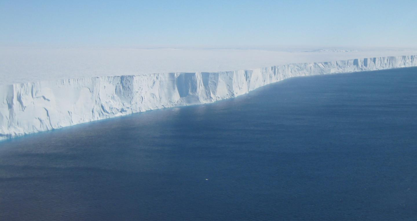 Ανησυχούν οι επιστήμονες για τον «παγετώνα τέρας»