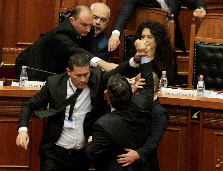 Αλβανία: Βουλευτής κατάβρεξε με μελάνι τον Έντι Ράμα στη βουλή [Βίντεο]