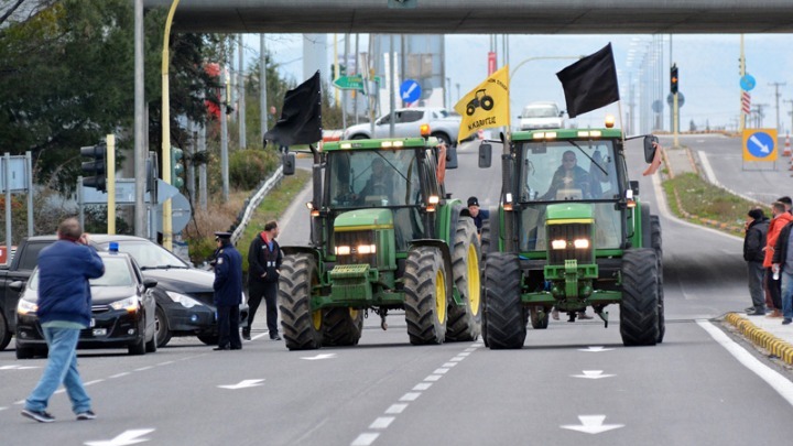 Αποχωρούν οι αγρότες από τα μπλόκα