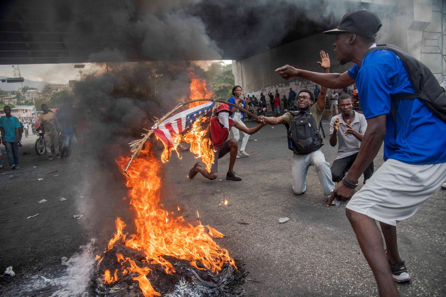 Αντικυβερνητικές διαδηλώσεις στην Αϊτή – Κάψιμο αμερικάνικων σημαιών κι εκκλήσεις σε Ρωσία, Κίνα, Βενεζουέλα [Βίντεο]