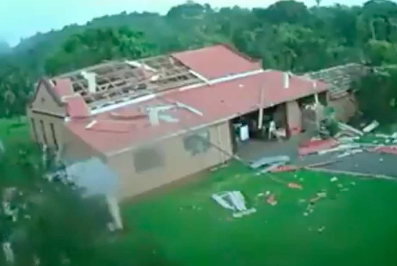 Βραζιλία: Δυνατός άνεμος ξηλώνει την οροφή σπιτιού μέσα σε δευτερόλεπτα [Βίντεο]