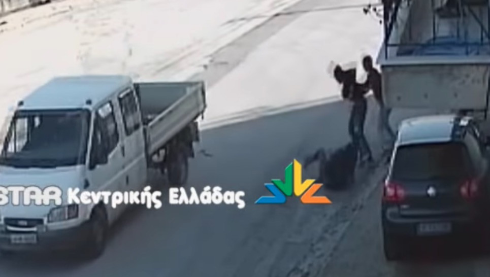 Βίντεο κατέγραψε ανήλικους να κλέβουν την τσάντα γυναίκας στο δρόμο