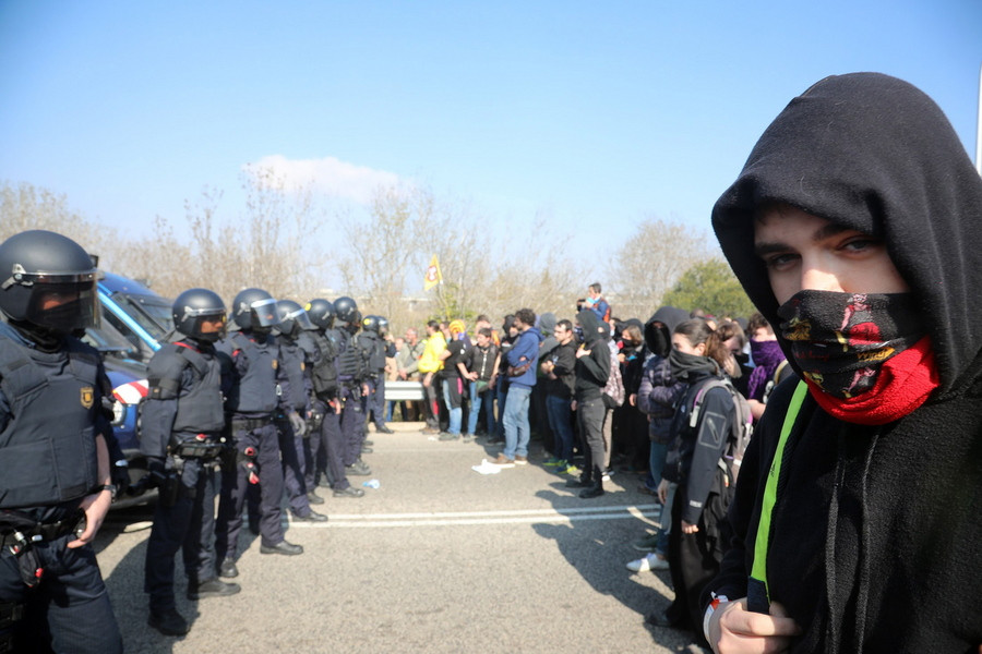 Συγκρούσεις αστυνομίας – διαδηλωτών στη Βαρκελώνη [Βίντεο]