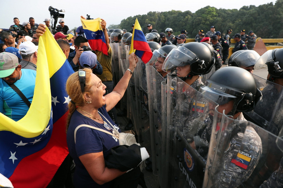 Βενεζουέλα: Νέα ένταση μεταξύ στρατού – αντικυβερνητικών διαδηλωτών στα σύνορα με Κολομβία