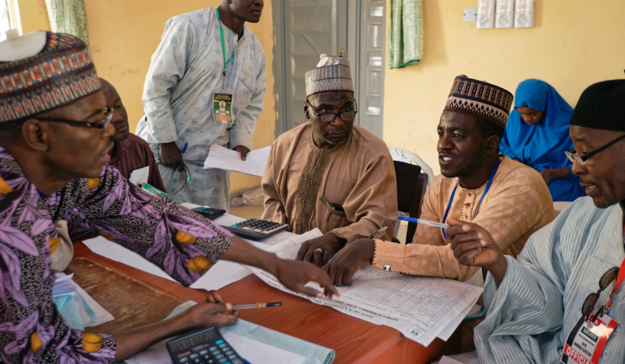 Δεκάδες νεκροί και «δύο νικητές» στις εκλογές στη Νιγηρία