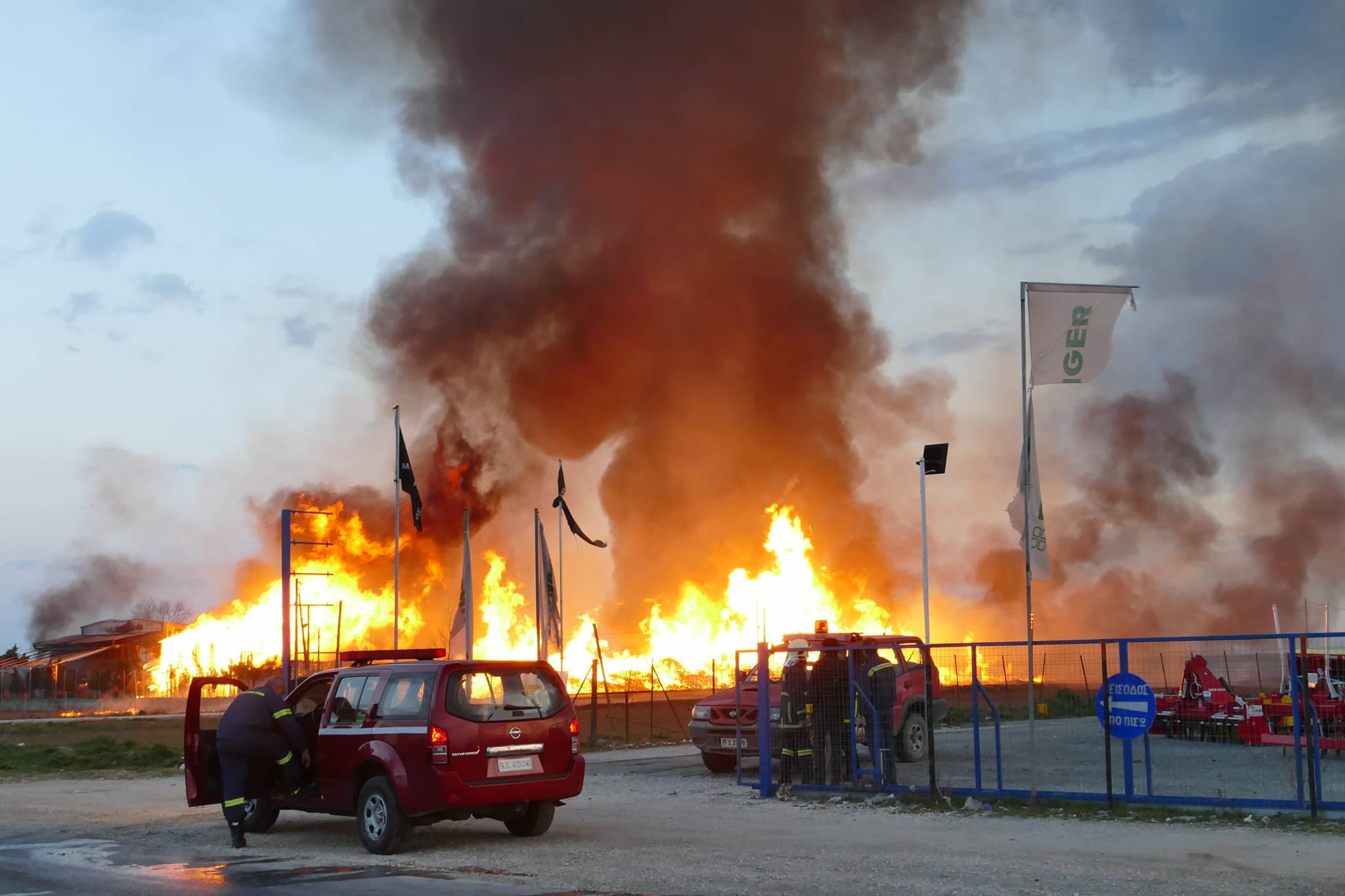 Μεγάλη φωτιά σε εργοστάσιο ξυλείας στον Πλατύκαμπο Λάρισας [Βίντεο]
