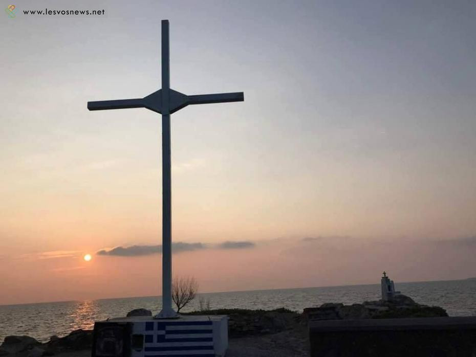 Λέσβος: Έστησαν ξανά τον διχαστικό σταυρό στην ακτή της Απελής