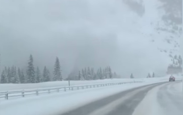 Τεράστια χιονοστιβάδα καταπίνει δρόμο [ΒΙΝΤΕΟ]
