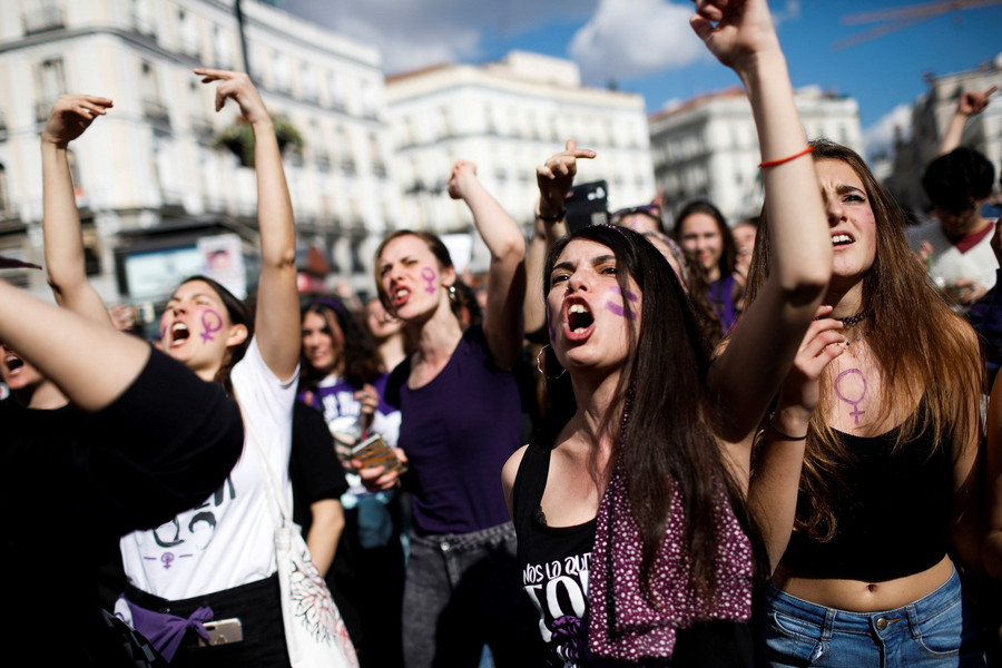 Για τις γυναίκες: Ογκώδεις διαδηλώσεις σε Ελλάδα, Ισπανία και Γαλλία – Δακρυγόνα στην Τουρκία
