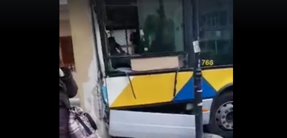 Σύγκρουση λεωφορείων του ΟΑΣΑ στο Αιγάλεω [Βίντεο]