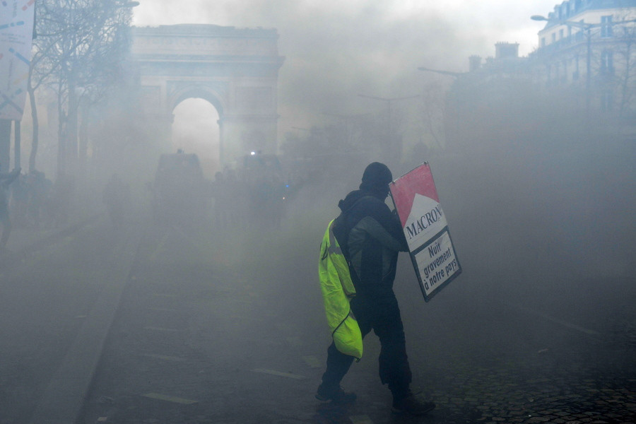 Παρίσι: Νέες συγκρούσεις κίτρινων γιλέκων – αστυνομίας [Βίντεο]