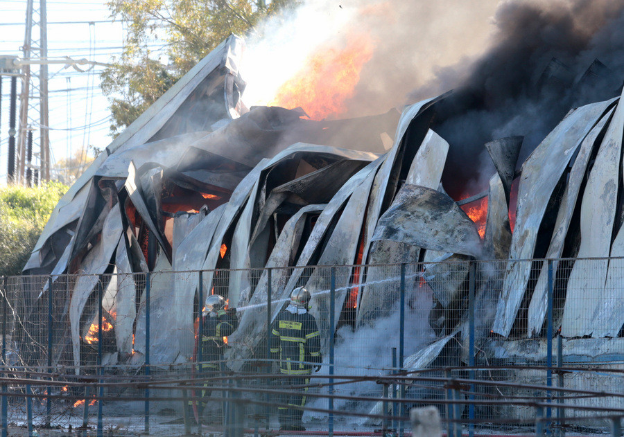 Υπό πλήρη έλεγχο τέθηκε μεγάλη φωτιά σε εργοστάσιο χαρτικών στα Γλυκά Νερά