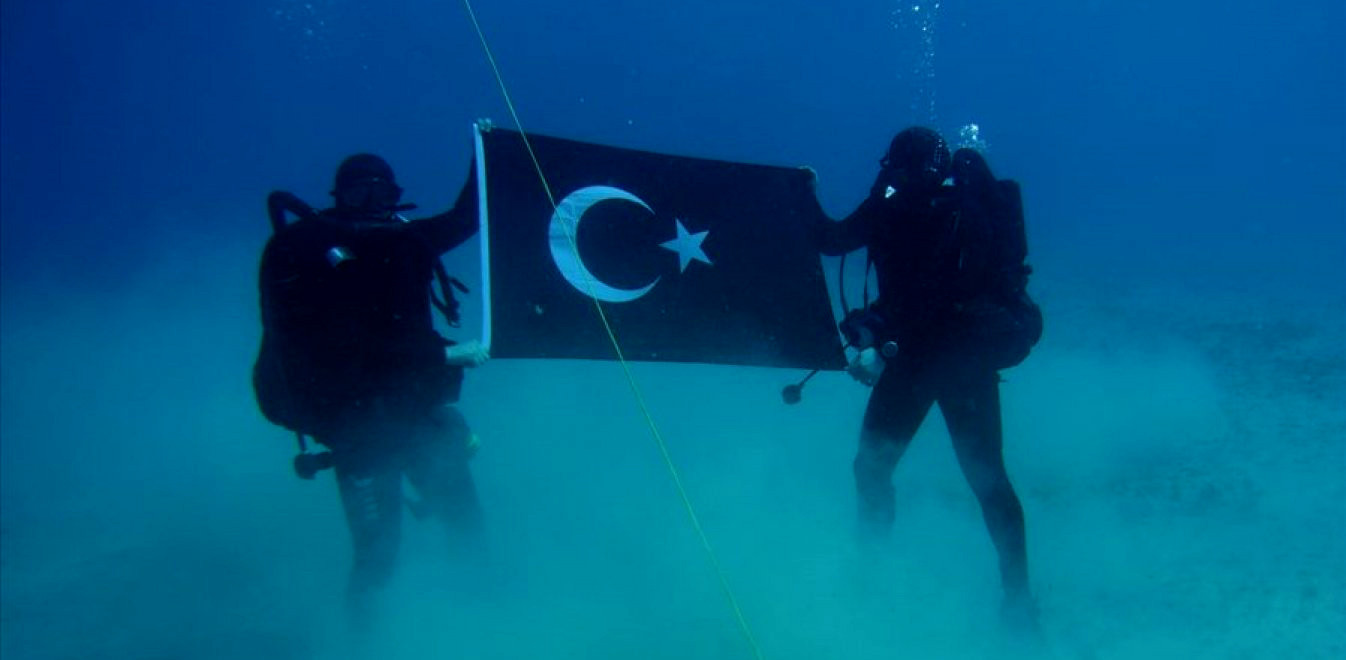 Τούρκοι δύτες φωτογραφήθηκαν με τουρκική σημαία στον βυθό της Σούδας – Άμεση αντίδραση από Υπ. Εθνικής Άμυνας