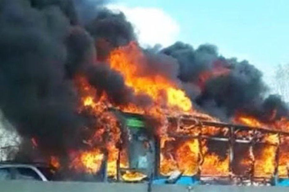 Μιλάνο: Οδηγός πυρπόλησε λεωφορείο με μαθητές σε ένδειξη διαμαρτυρίας για την προσφυγική κρίση