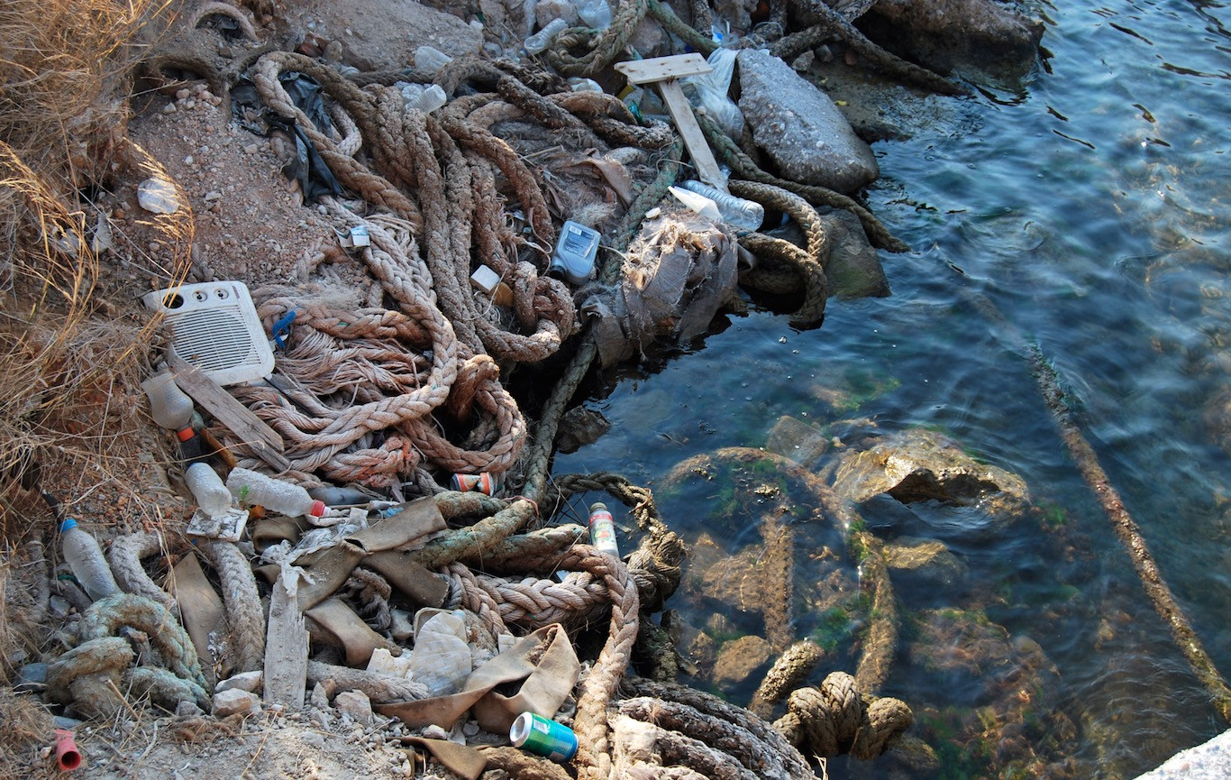 Η μάχη με τα σκουπίδια στις ελληνικές ακτές