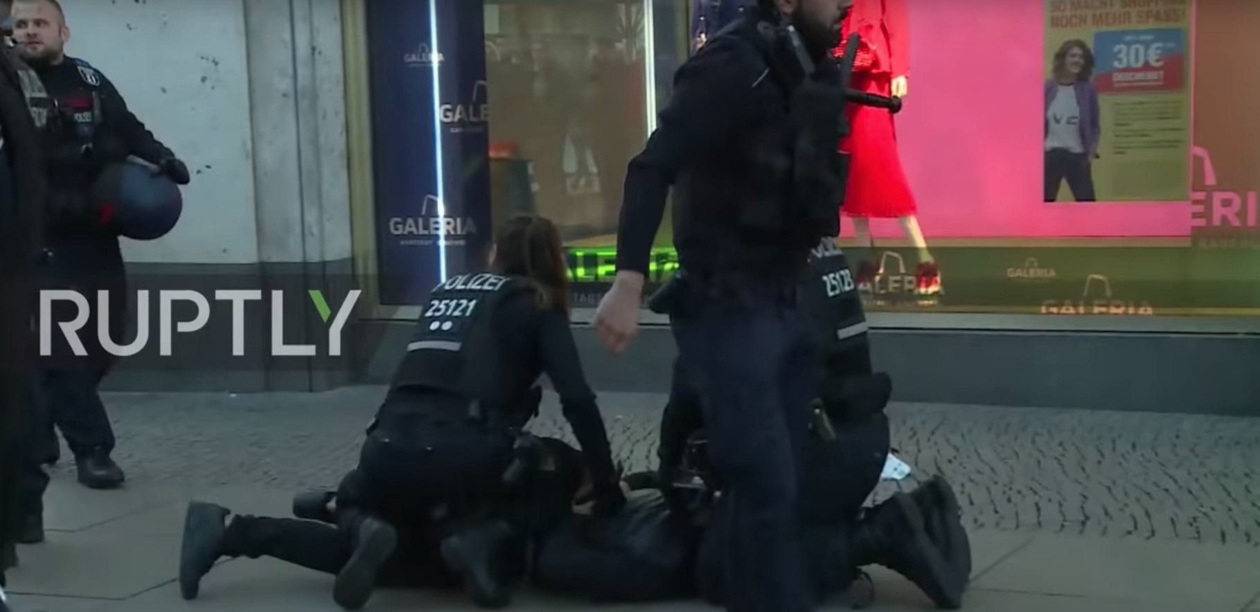 Βερολίνο: Συγκρούσεις μεταξύ οπαδών…  YouTubers [Βίντεο]