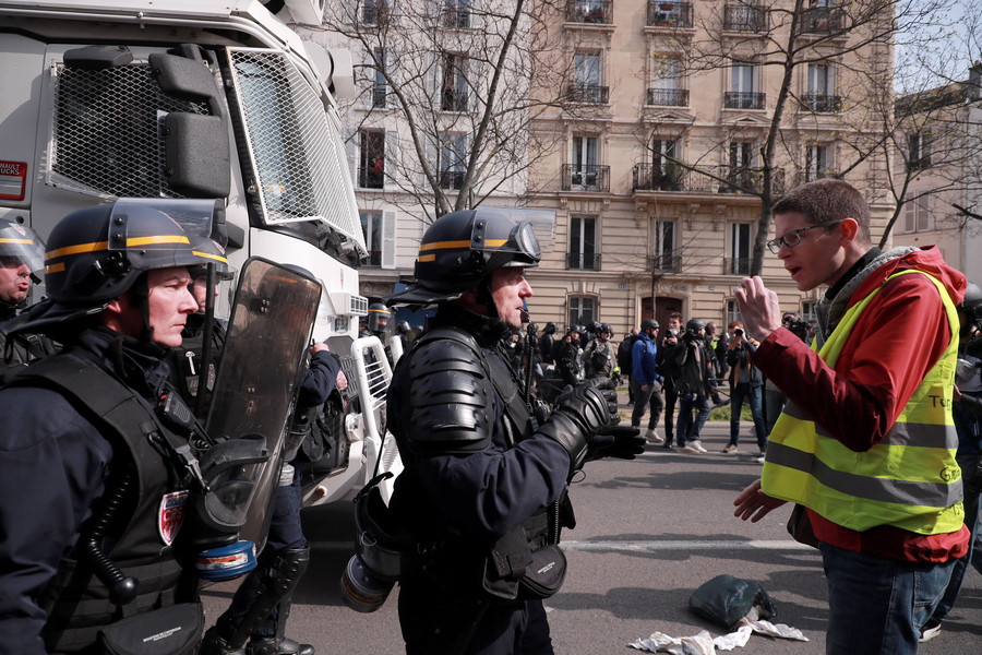 Στρατιωτικές μονάδες κατά των κίτρινων γιλέκων -Νέα επεισόδια στο Παρίσι
