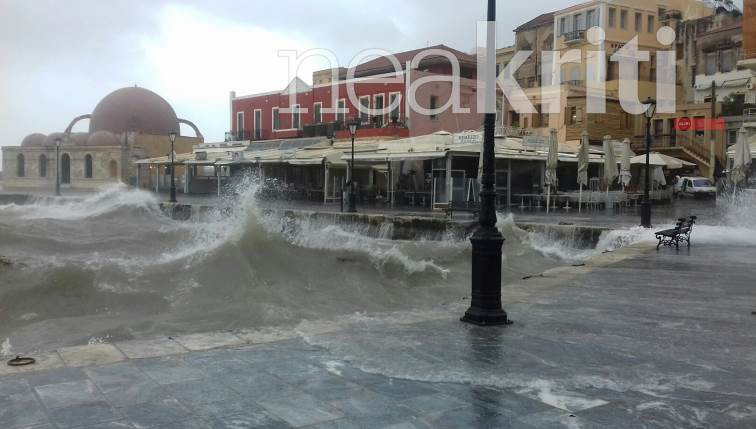 Χανιά: Τα κύματα «σάρωσαν» το λιμάνι