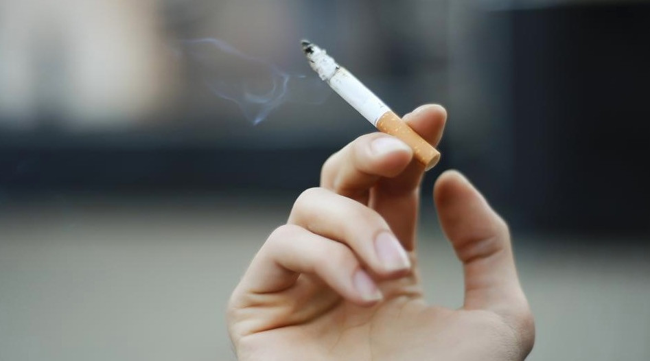 Ο Μπουτάρης κόβει το τσιγάρο στη Θεσσαλονίκη – Τα πρόστιμα