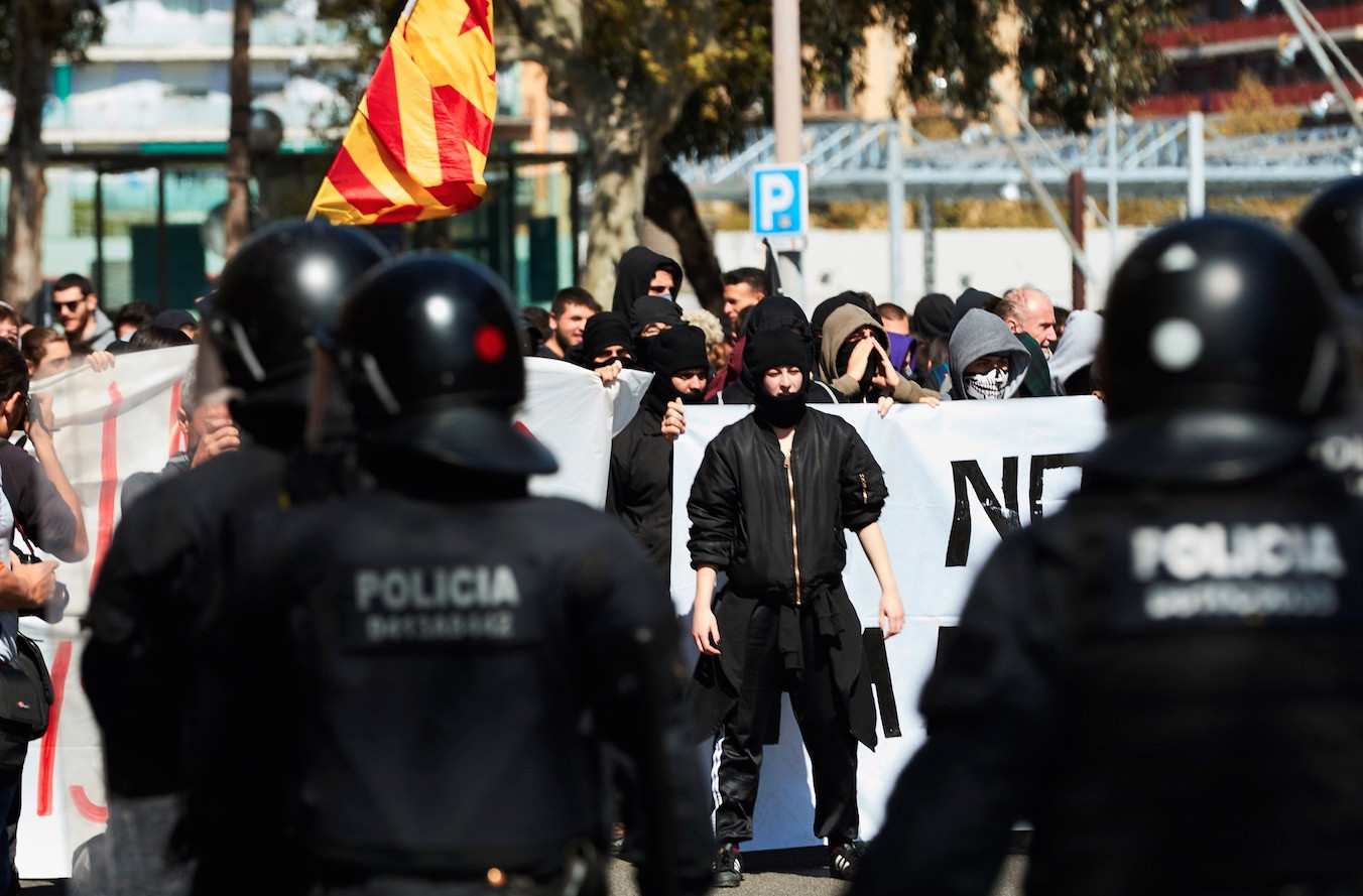 Ακροδεξιά επεισόδια με τραυματίες στη Βαρκελώνη [Βίντεο]