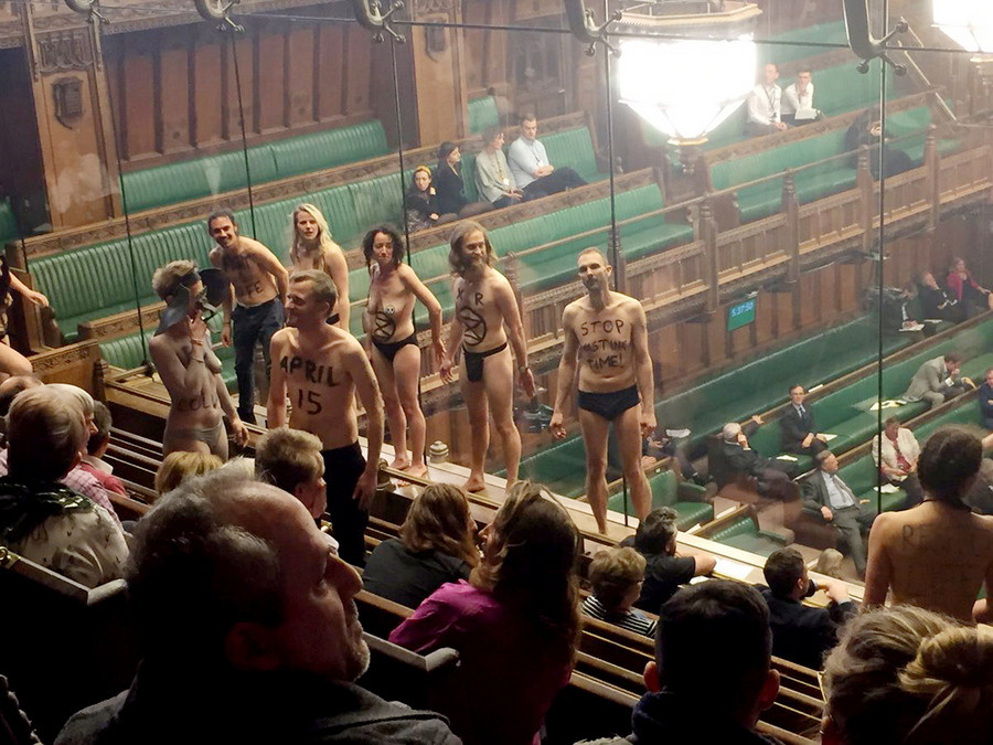 Γυμνή διαμαρτυρία στο βρετανικό κοινοβούλιο [βίντεο]