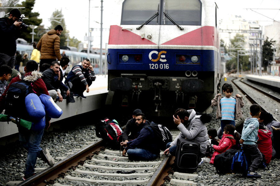 Κατάληψη από πρόσφυγες στο σταθμό Λαρίσης [Βίντεο]
