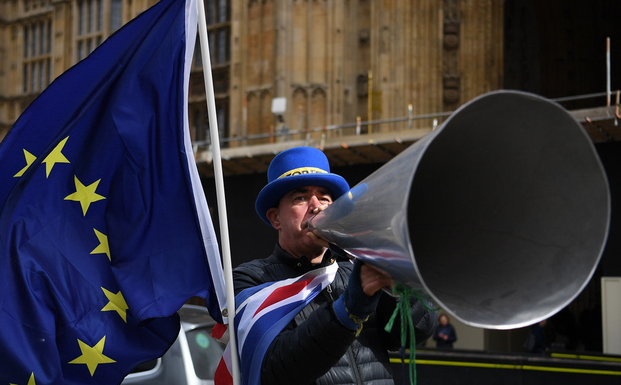 Brexit: Η ΕΕ απαιτεί δεσμεύσεις από τη Βρετανία για να δώσει παράταση