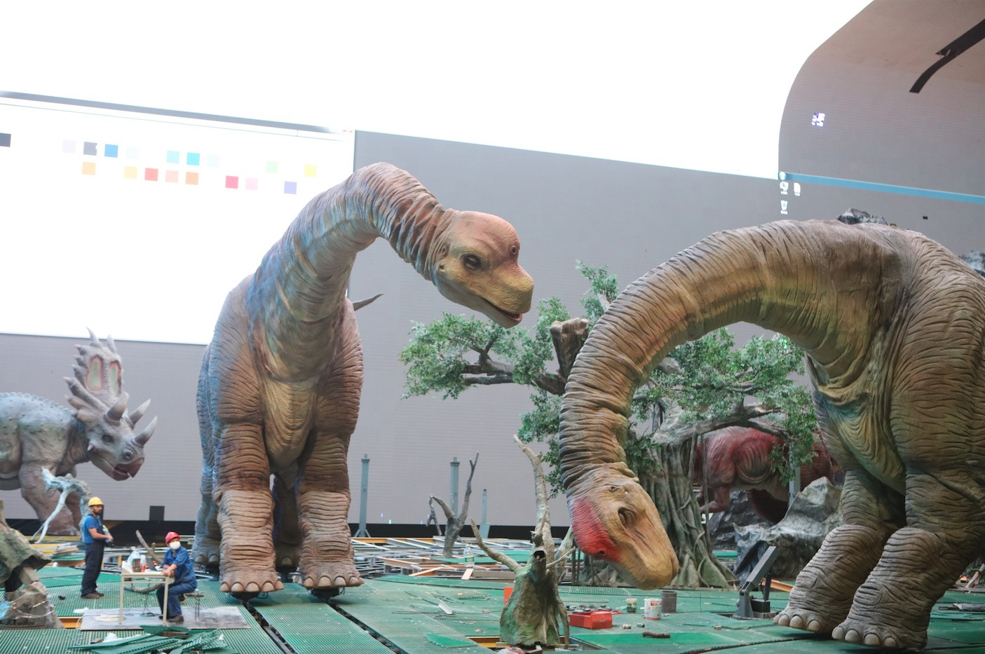Ο «Κύρος Γρανάζης» της Λάρισας φτιάχνει ρομποτικούς δεινόσαυρους στην Κίνα [Φωτογραφίες]
