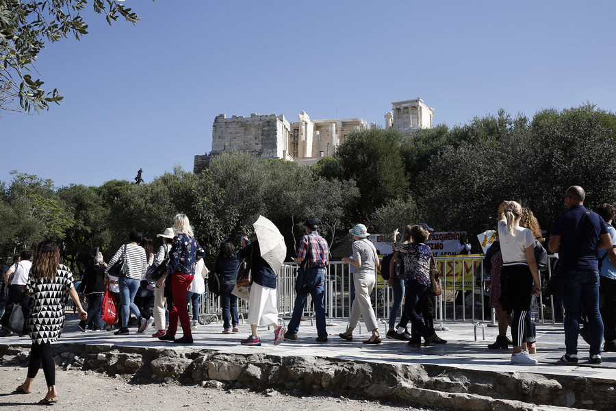 Πάνω από 33 εκατ. τουρίστες στην Ελλάδα το 2018