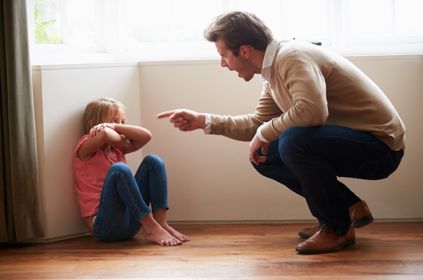 Πώς η τακτική του φόβου καταστρέφει τη σχέση μας με τα παιδιά