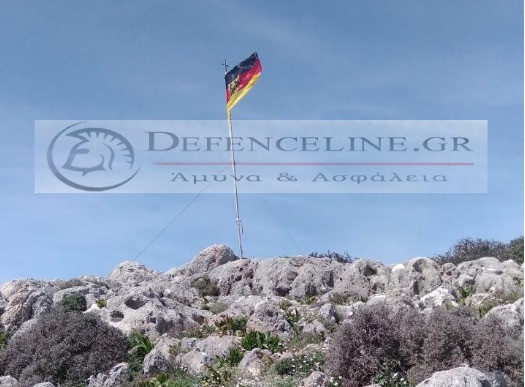 Γερμανοί αξιωματικοί κατέβασαν την ελληνική σημαία και ύψωσαν την γερμανική