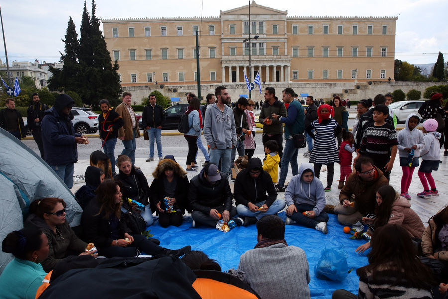 Μεταφέρθηκαν οι πρόσφυγες που είχαν κατασκηνώσει στο Σύνταγμα