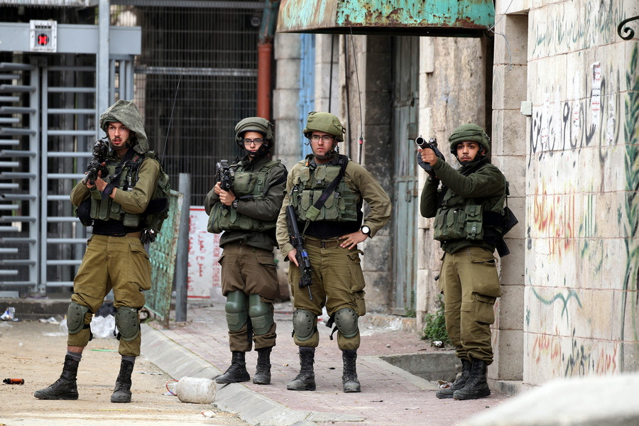 Ισραηλινοί στρατιώτες πυροβολούν 16χρονο Παλαιστίνιο που έχει δεμένα χέρια και μάτια [Βίντεο]