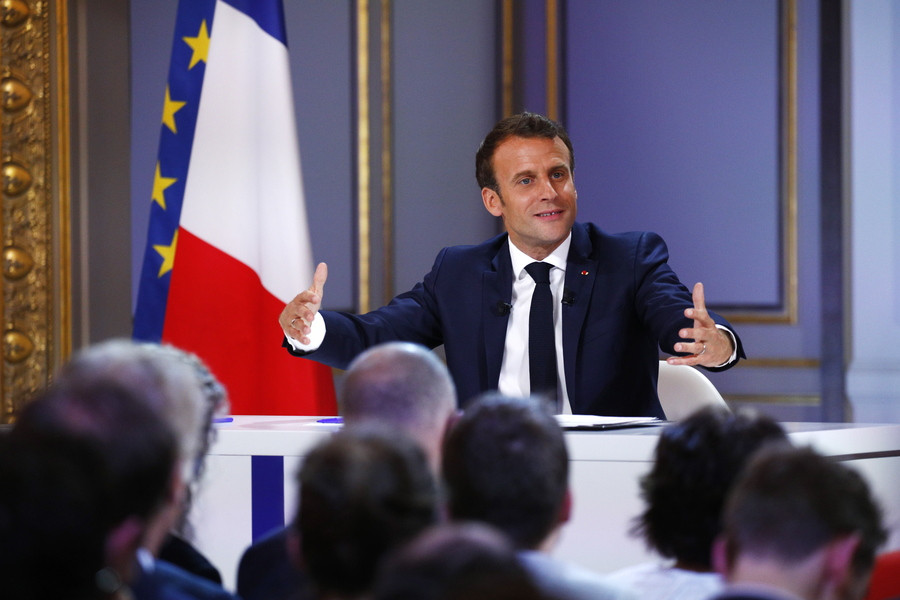 Μακρόν: Υπόσχεται μειώσεις φόρων, αλλά θέλει περισσότερη δουλειά από τους Γάλλους