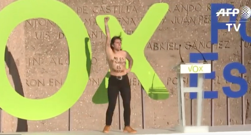 Ισπανία: Ημίγυμνες ακτιβίστριες διέκοψαν συγκέντρωση του ακροδεξιού Vox [Βίντεο]