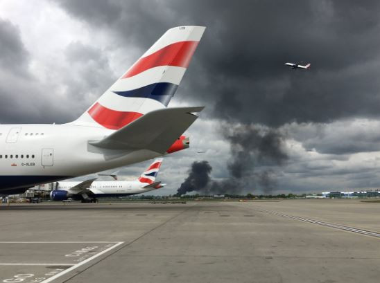 Μεγάλη φωτιά κοντά στο αεροδρόμιο Χίθροου του Λονδίνου