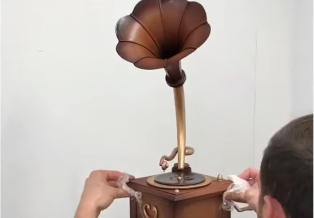 Η τέχνη σε άλλο επίπεδο: Φτιάχνει «αντίκες» από σοκολάτα [ΒΙΝΤΕΟ]