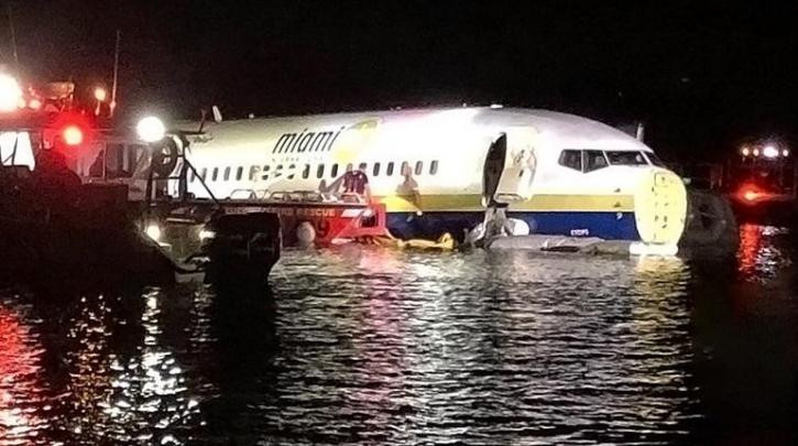 ΗΠΑ: Boeing 737 από τον διάδρομο προσγείωσης κατέληξε σε ποτάμι [Βίντεο]