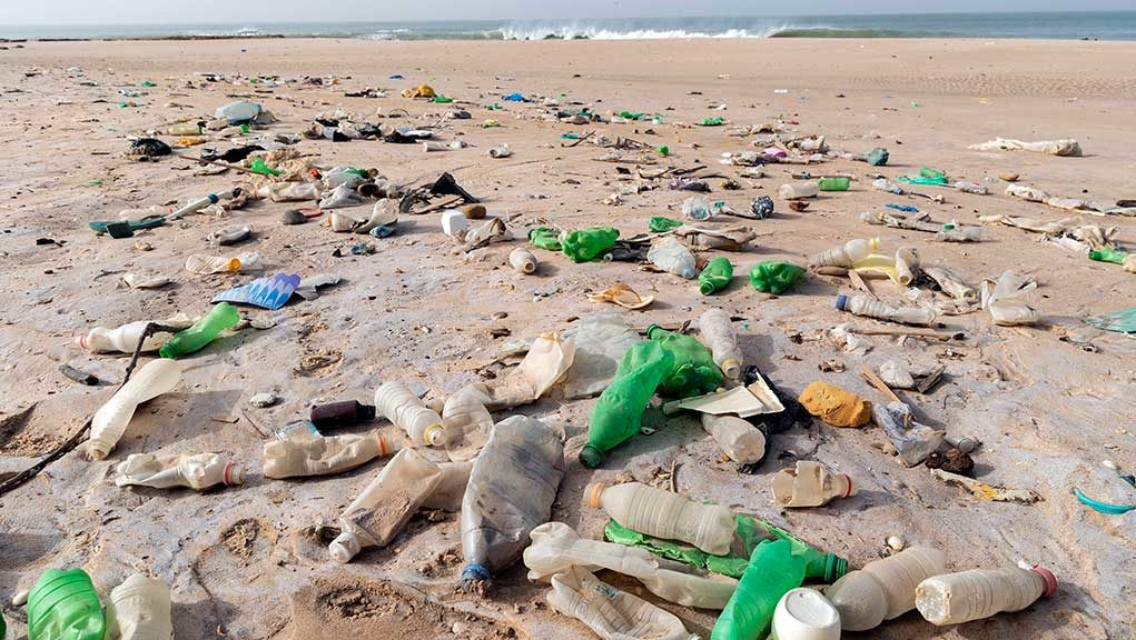 Συμφωνία στον ΟΗΕ για τη διαχείριση των πλαστικών που καταλήγουν στους ωκεανούς