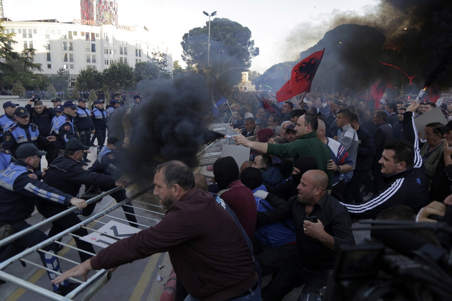 Μαζικές αντικυβερνητικές διαδηλώσεις στα Τίρανα