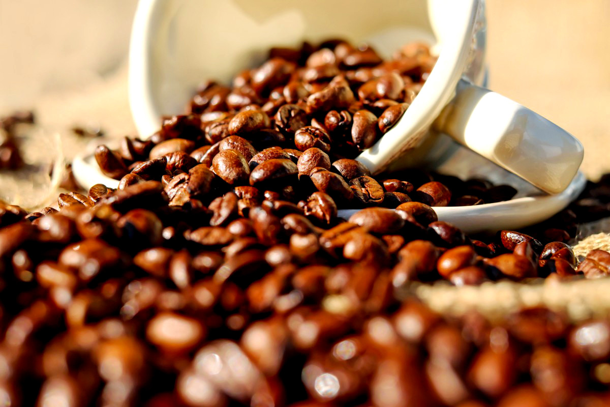 Μειώνεται ο ΦΠΑ του καφέ στο ράφι, αυξάνονται οι δόσεις εξόφλησης για τις επιχειρήσεις