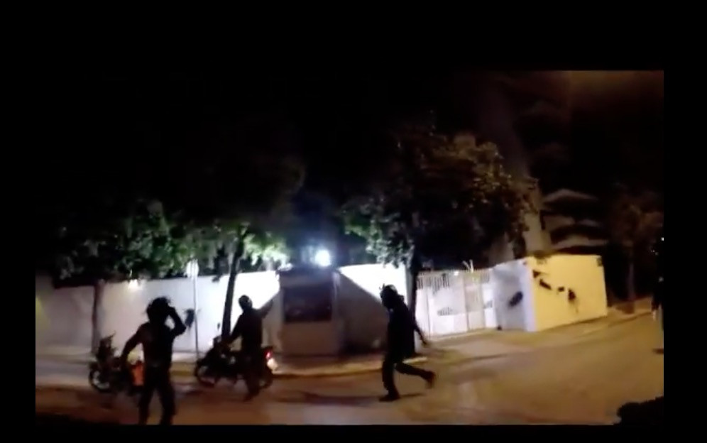 Επίθεση με μπογιές από τον Ρουβίκωνα στο σπίτι του Αμερικάνου πρέσβη [Βίντεο]